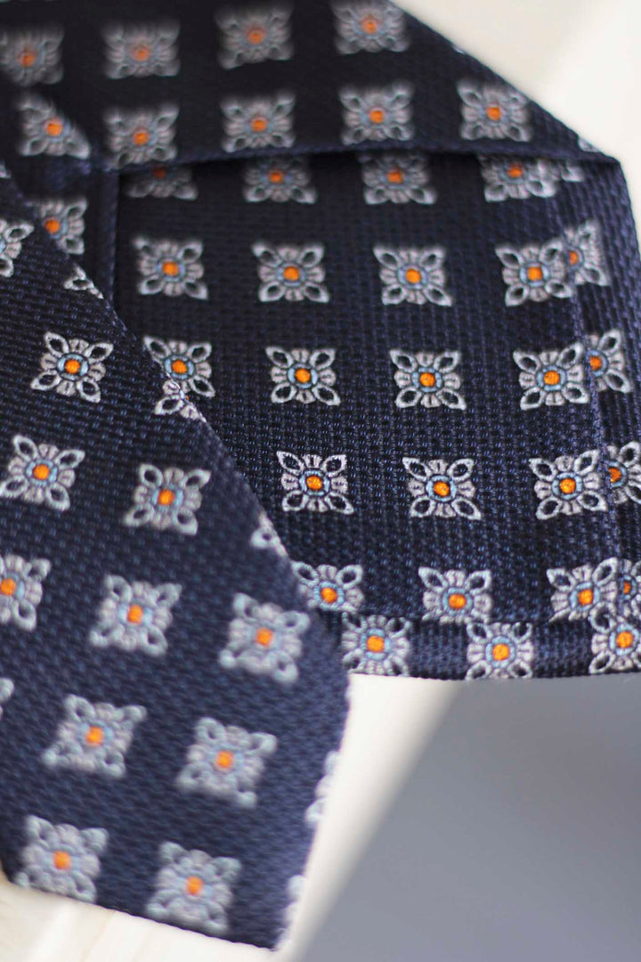 Corbata Seda de Garza Azul Marino Estrellas Geométricas Blanco Hueso