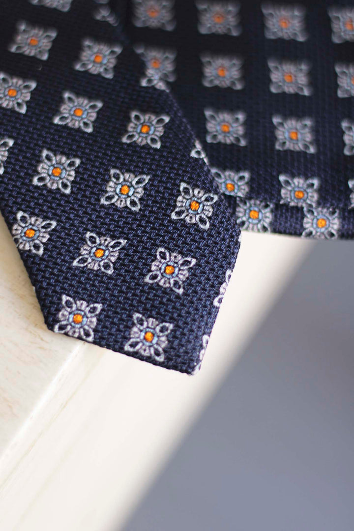 Corbata Seda de Garza Azul Marino Estrellas Geométricas Blanco Hueso