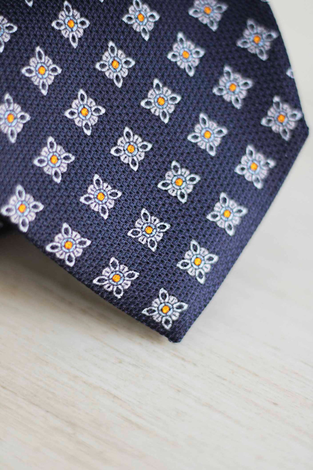 Corbata Seda de Garza Azul Marino Estrellas Geométricas Blanco Hueso