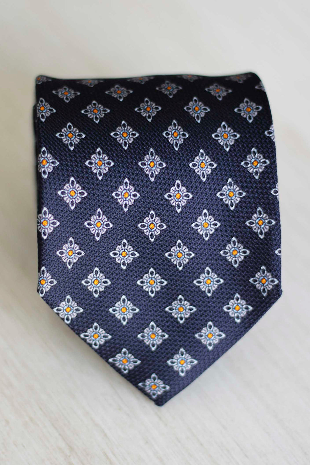 Corbata Seda de Garza Azul Marino Estrellas Geométricas Blanco Hueso