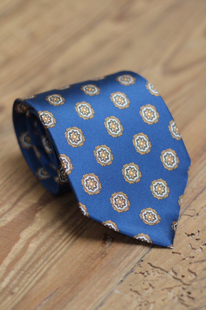 Corbata Siete Pliegues Azul Marino Diseño Emblemas Dorado y Blanco