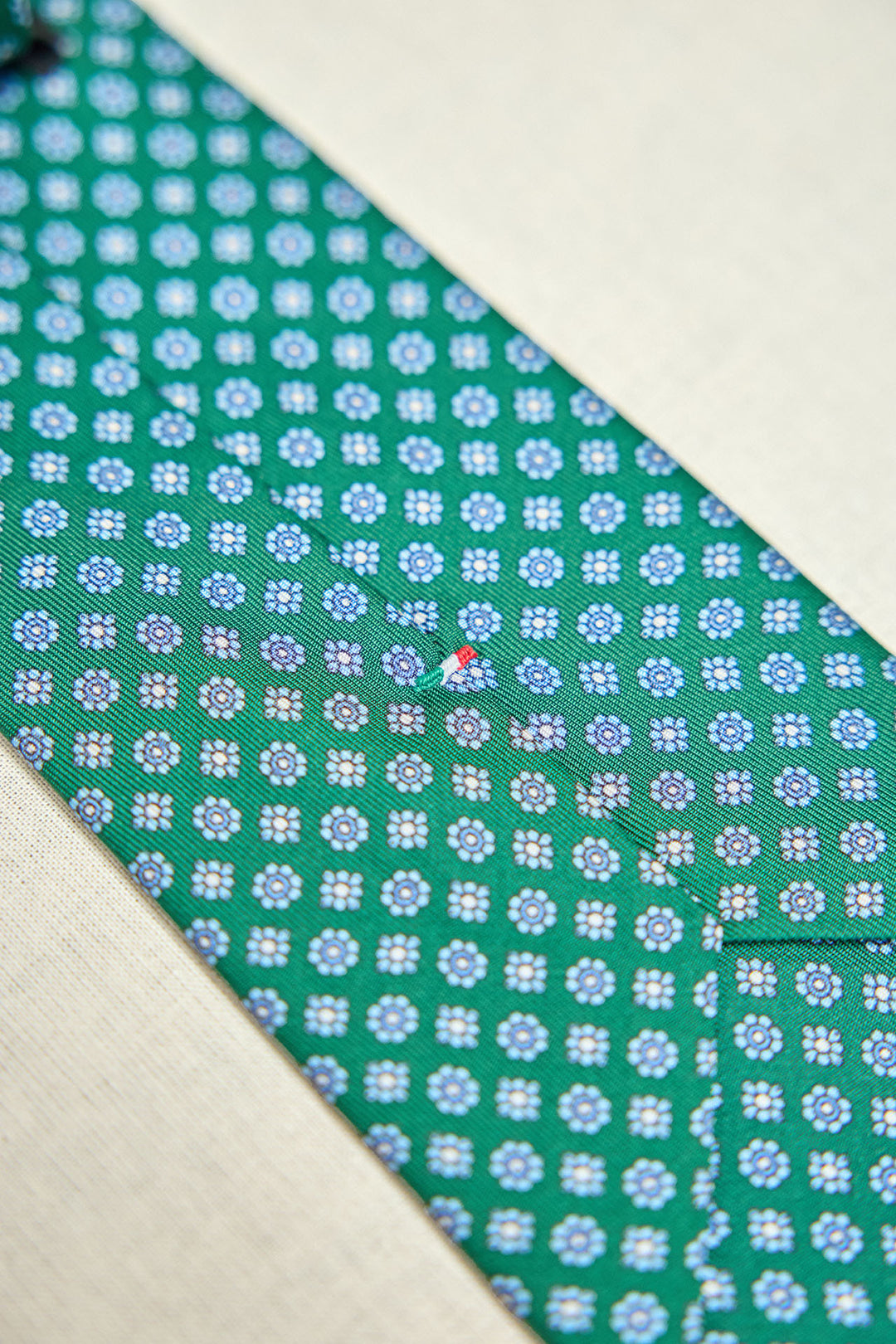 Corbata Napoli Seda Verde Margaritas Mixtas Celestes y Blancas