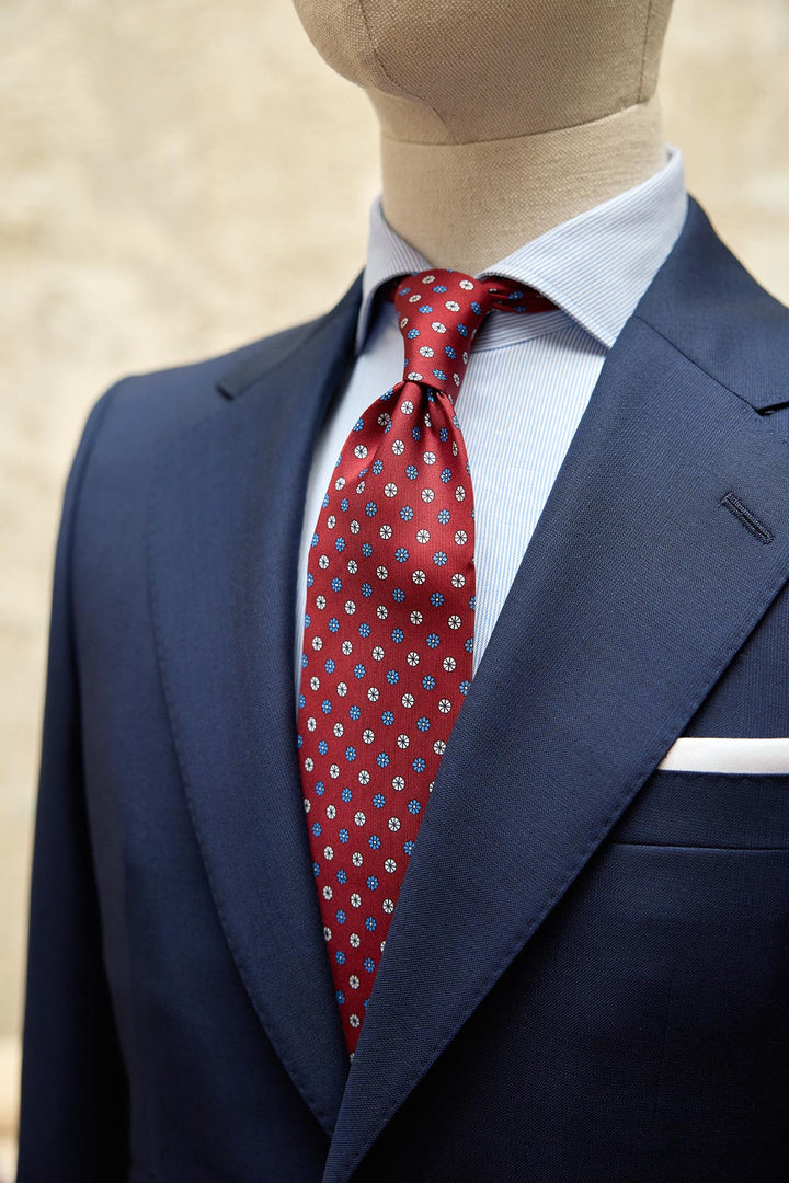 Corbata Napoli Seda Rojo Rubí Margaritas Celestes y Círculo Hueso