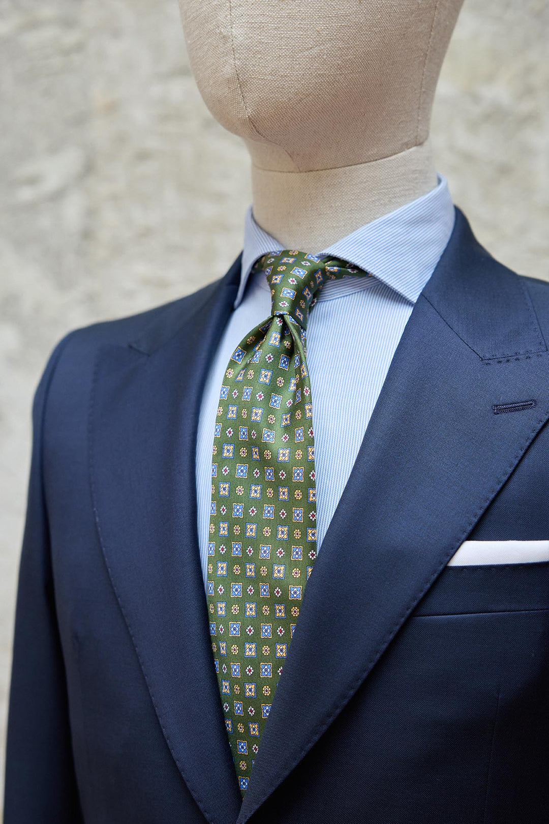 Corbata Napoli Seda Verde Albahaca Geometría Mixta Amarilla, Celeste y Blanca