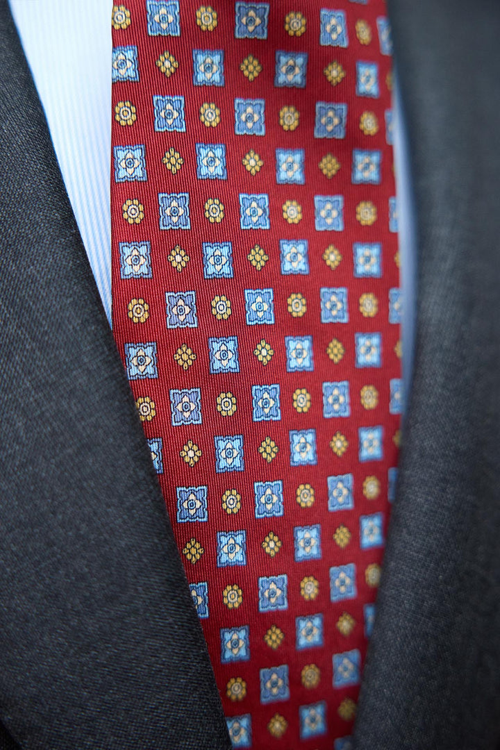 Corbata Napoli Seda Roja Geometría Celeste, Amarilla y Blanca