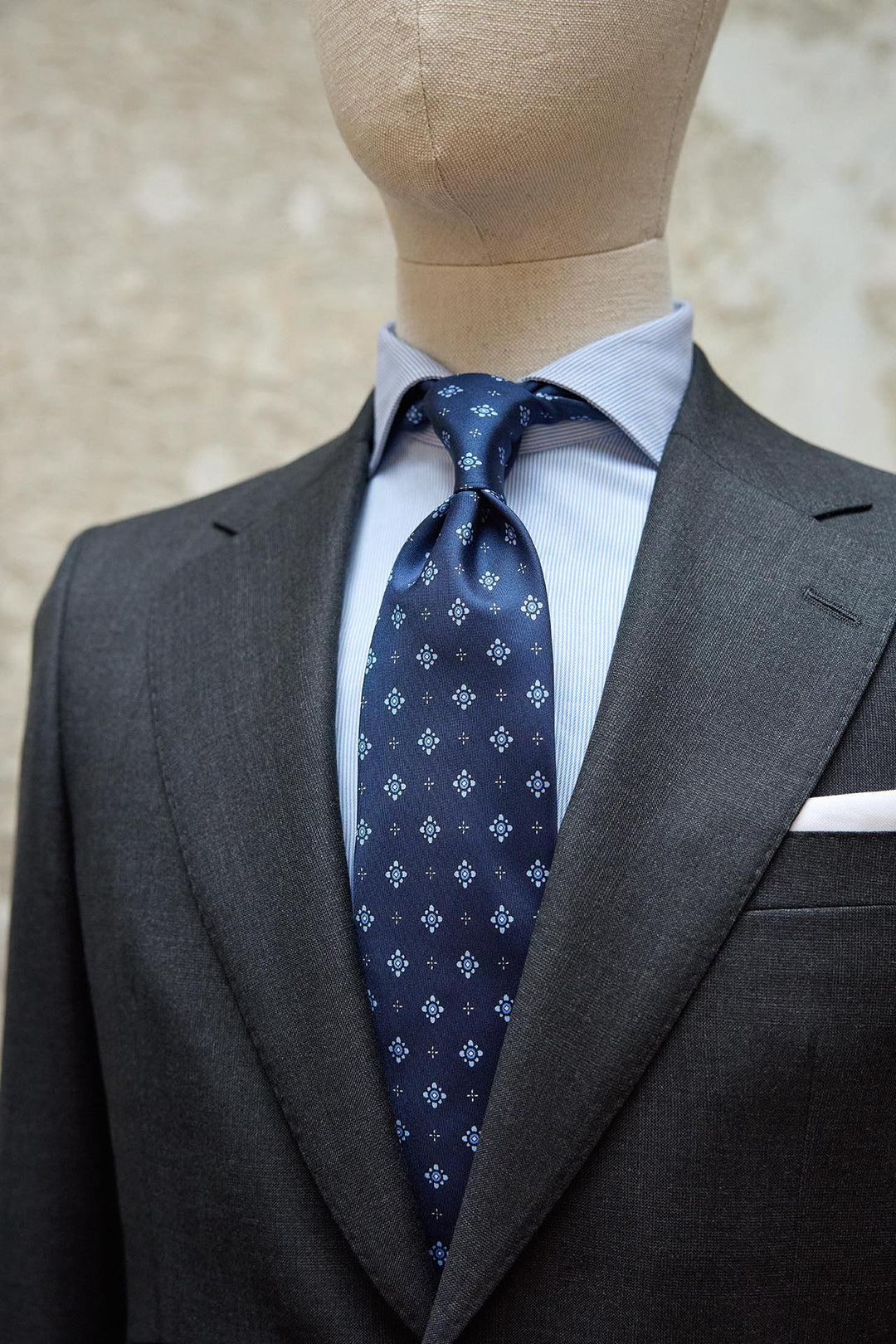 Corbata Napoli Seda Azul Marino Geometría Celeste y Blanca