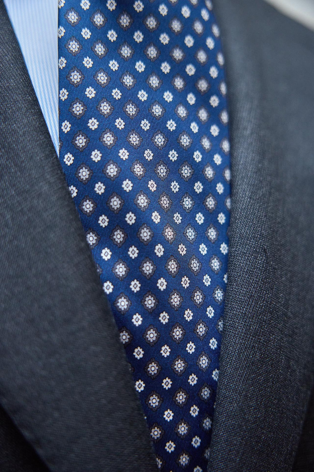 Napoli Blue Silk Tie With daisies in grayish blue and white tones