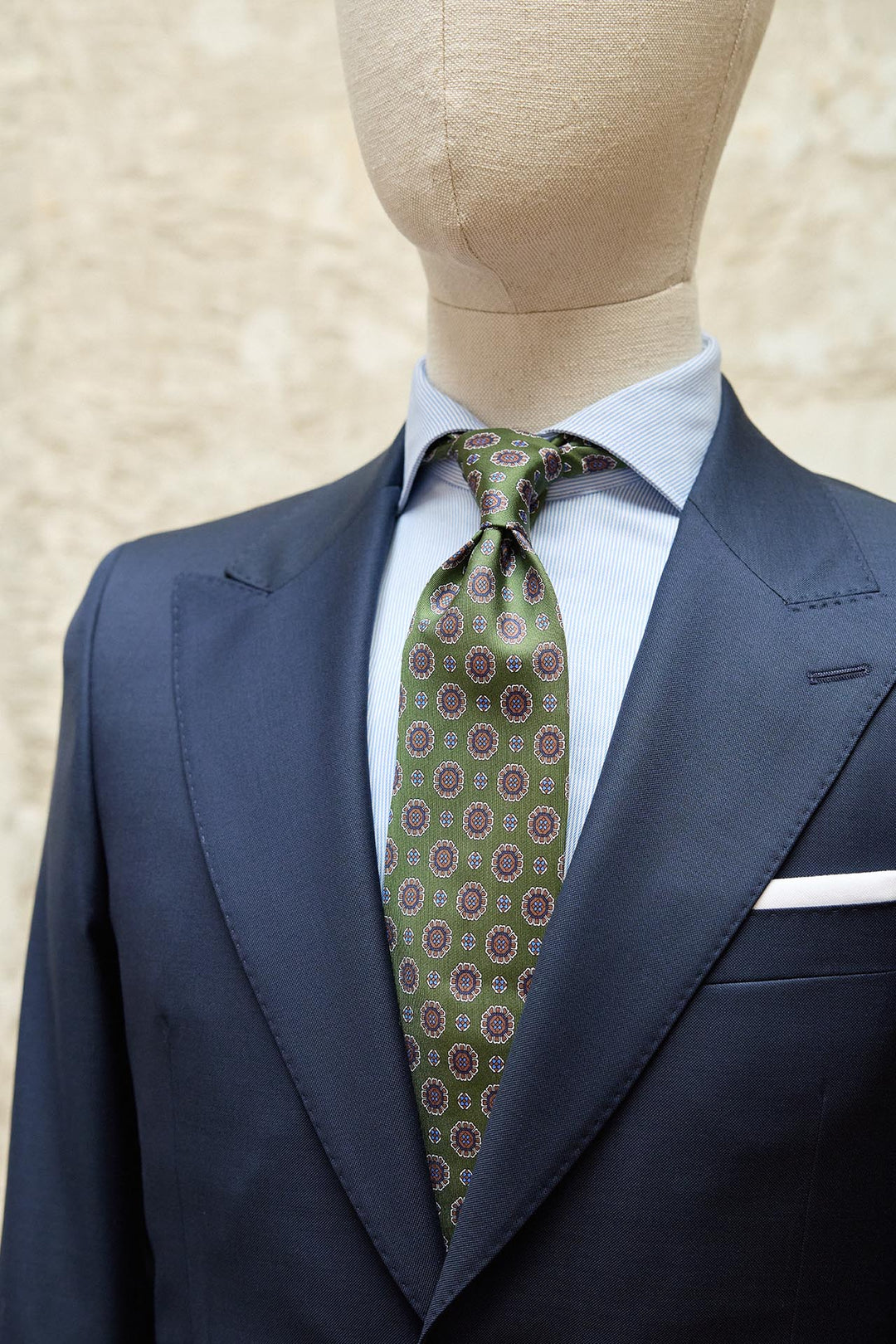 Corbata Napoli Seda Verde Oliva Medallón Octogonal Tonos Azules y Serrín