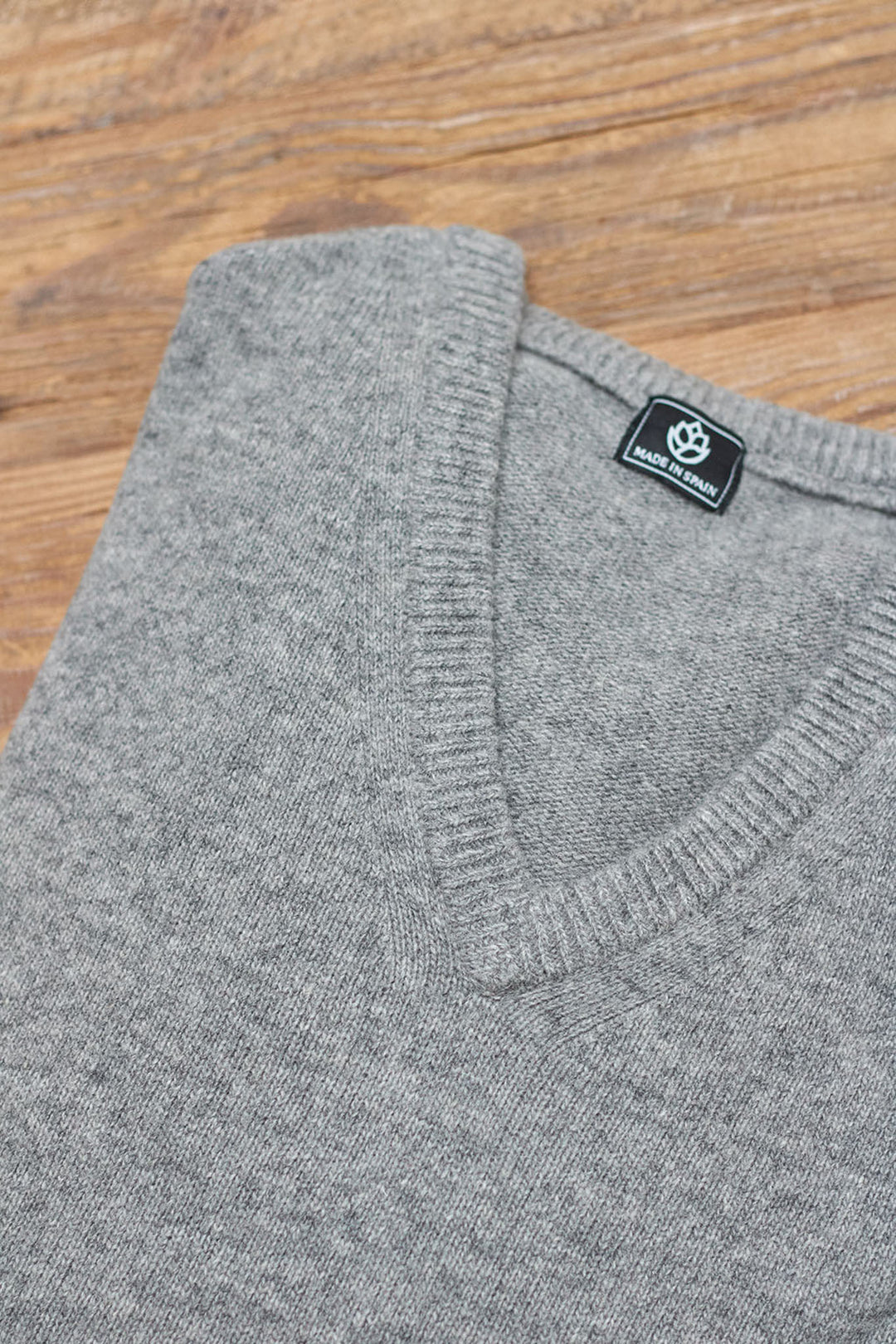 Jersey Cuello Pico Gris Medio Lambswool