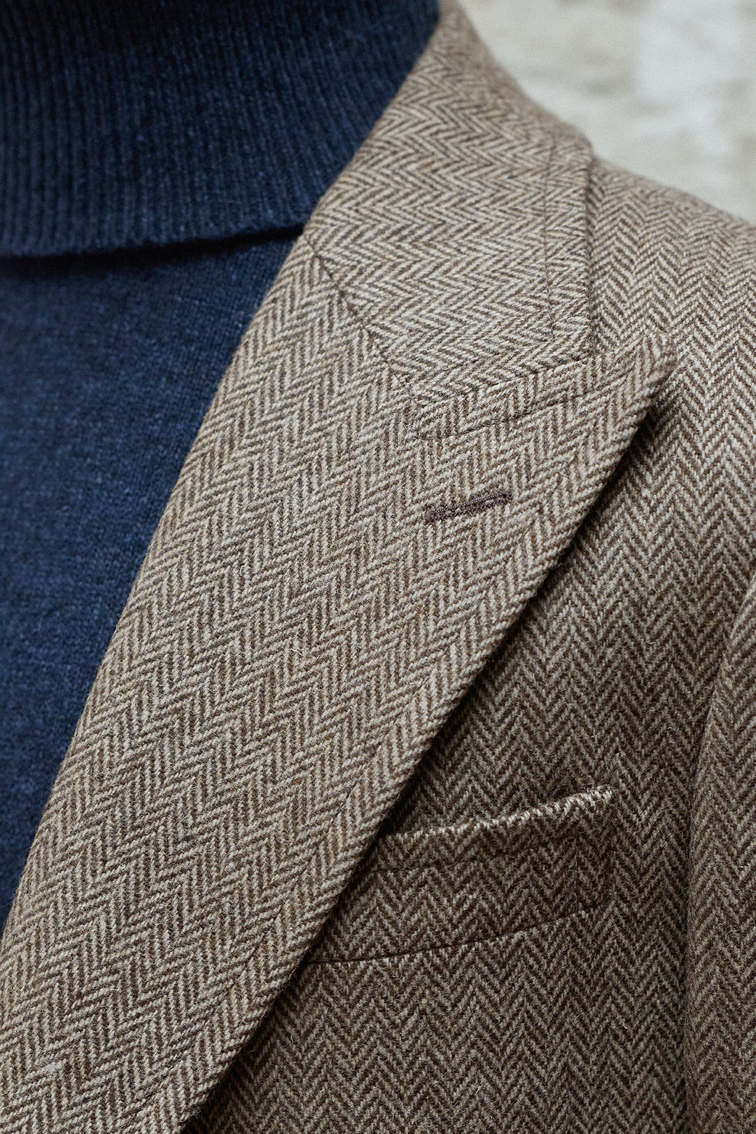 Abrigo Solapa Punta de Lanza Espiga Marrón