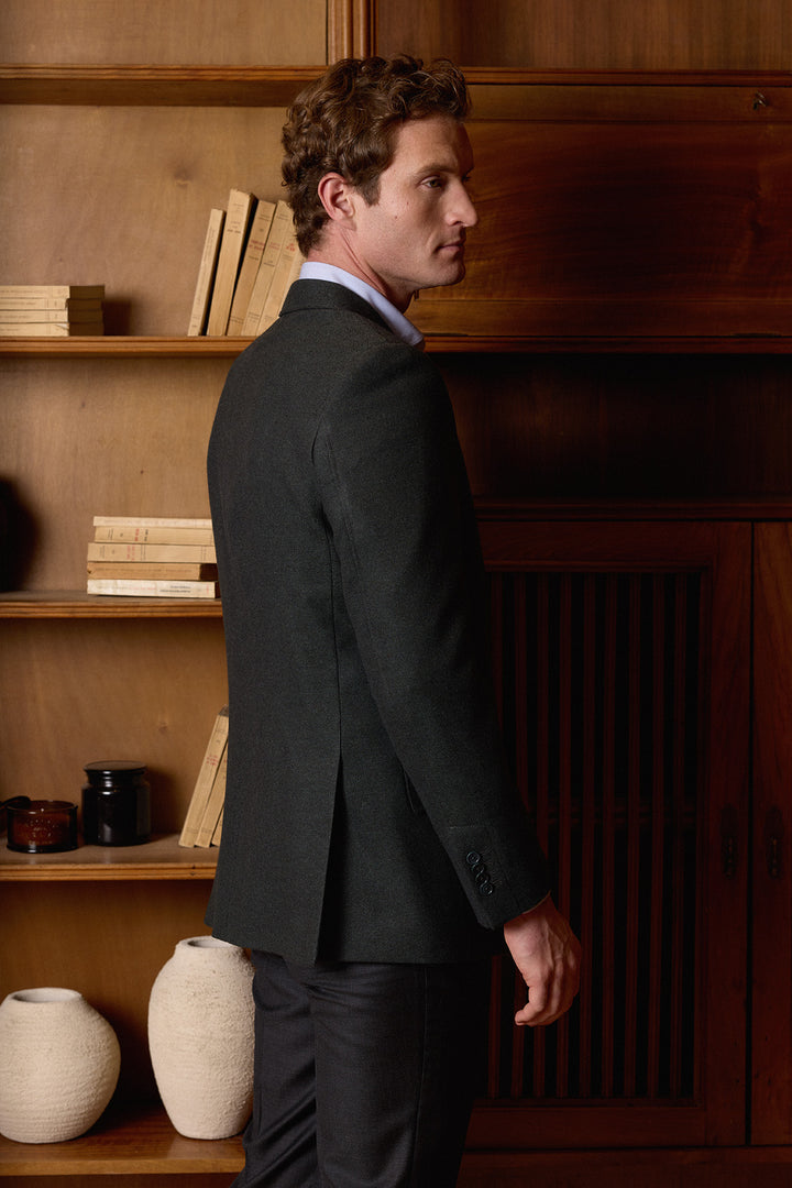 Blazer de linho marrom com lapela espinha de peixe