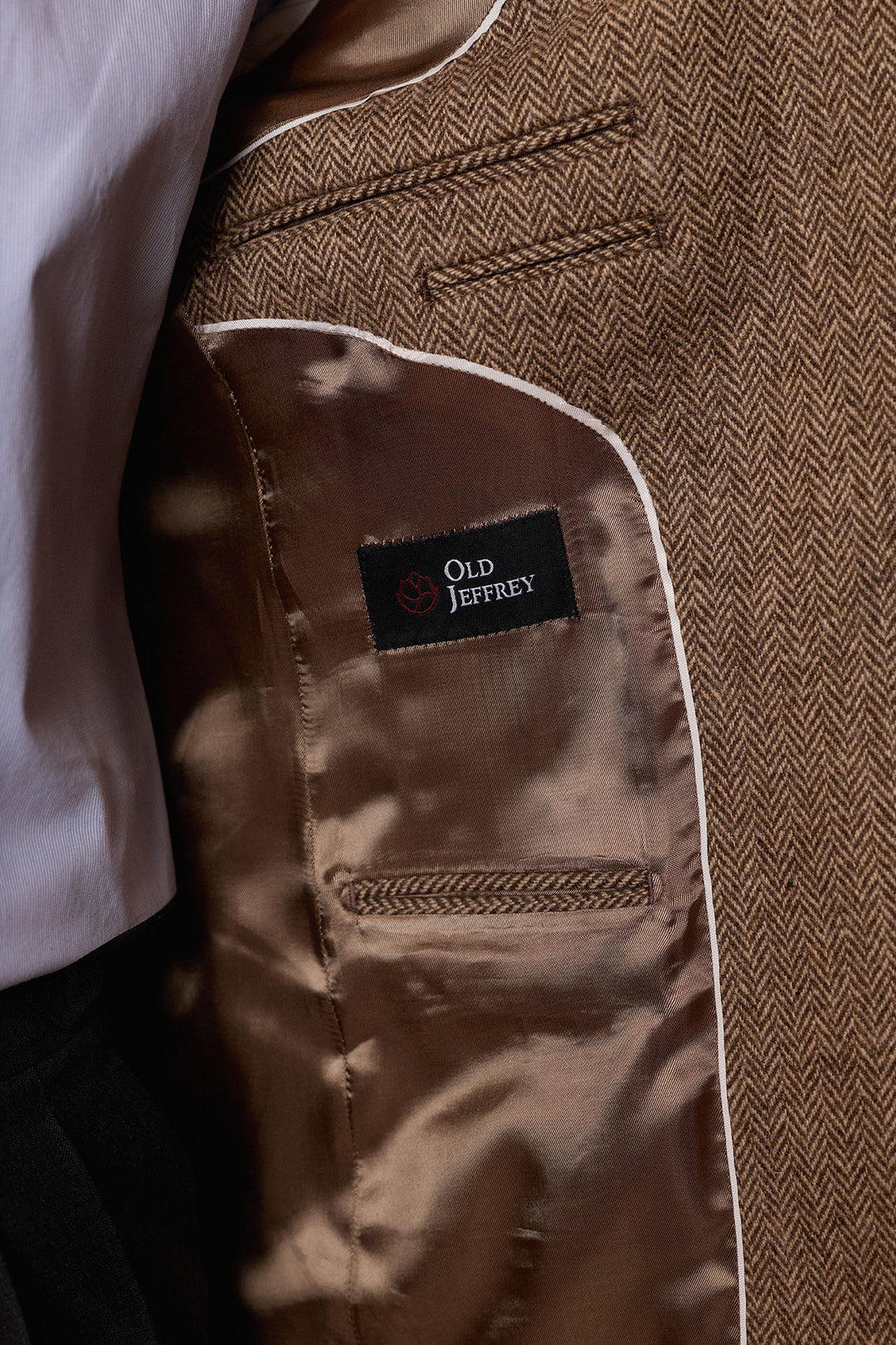 Blazer de linho marrom com lapela espinha de peixe