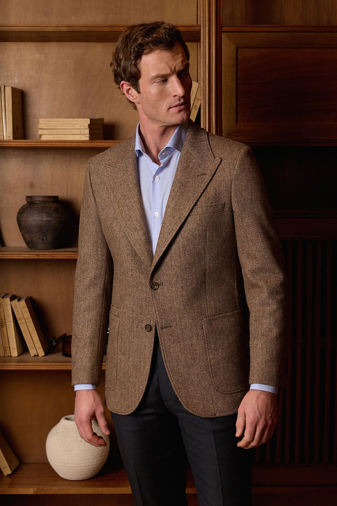 Blazer de linho marrom com lapela espinha de peixe