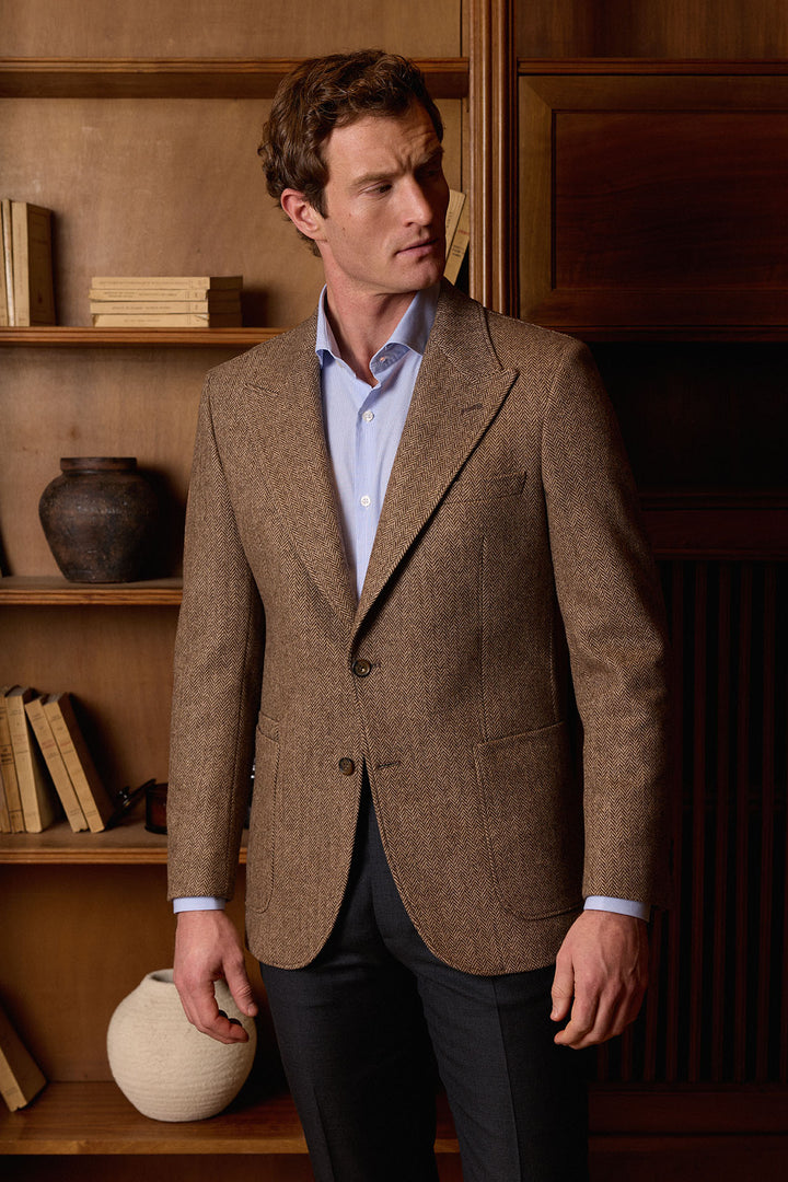 Blazer de linho marrom com lapela espinha de peixe