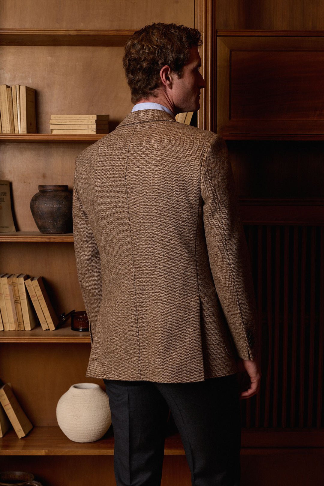 Blazer de linho marrom com lapela espinha de peixe