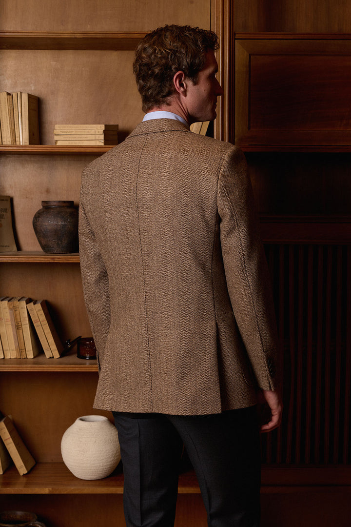 Blazer de linho marrom com lapela espinha de peixe