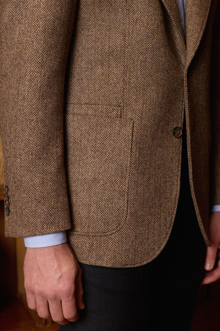 Blazer de linho marrom com lapela espinha de peixe