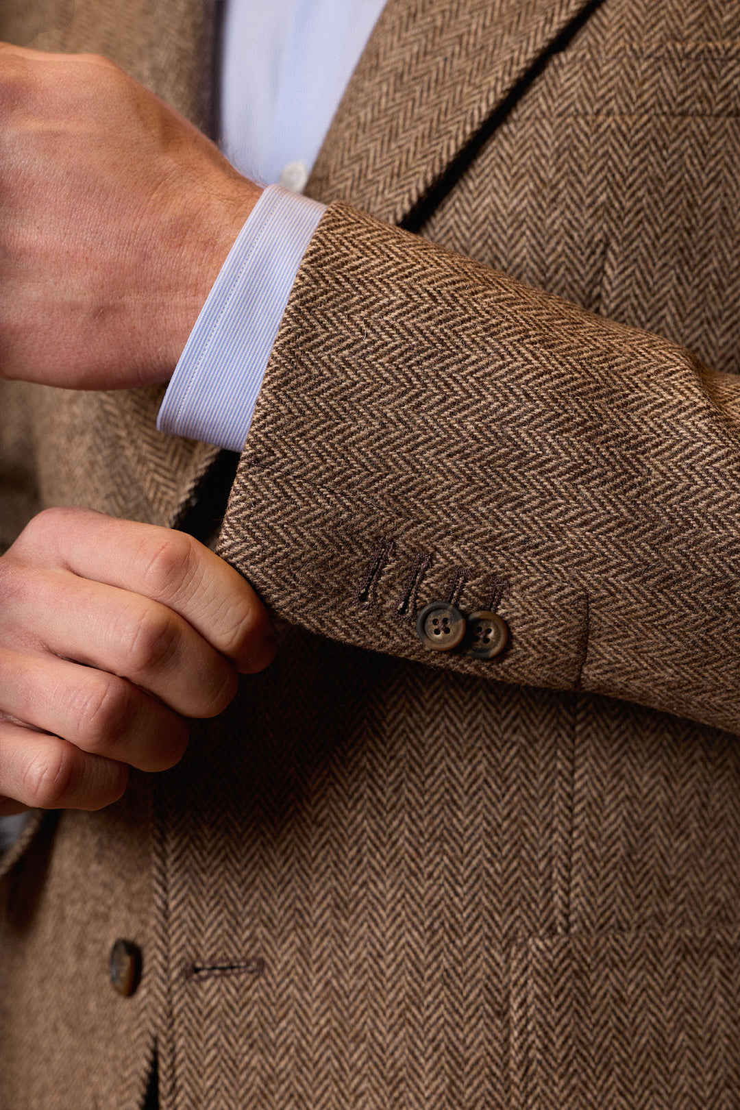 Blazer de linho marrom com lapela espinha de peixe