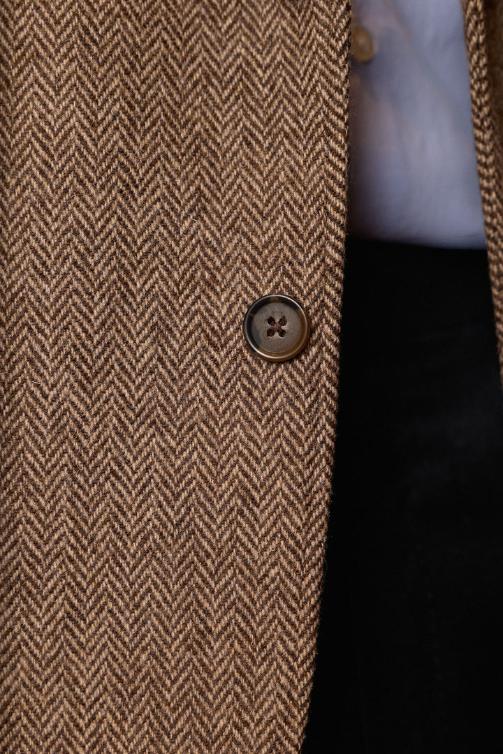 Blazer de linho marrom com lapela espinha de peixe