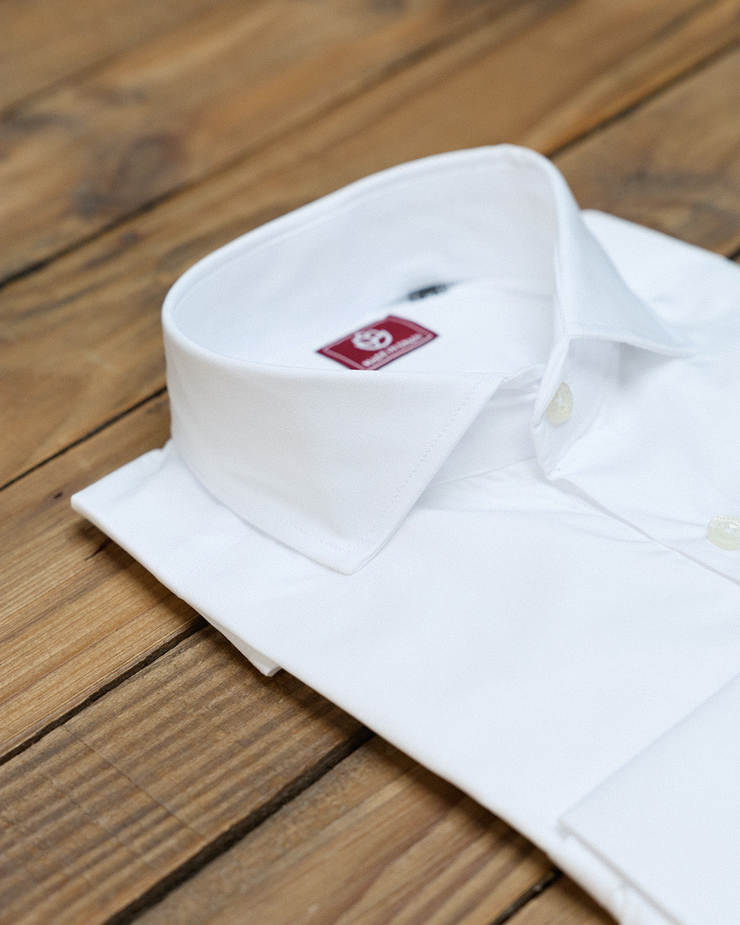 Camisa social branca lisa com abotoaduras