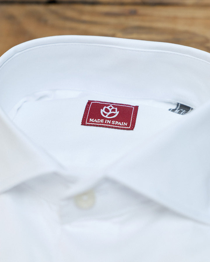 Camisa social branca lisa com abotoaduras