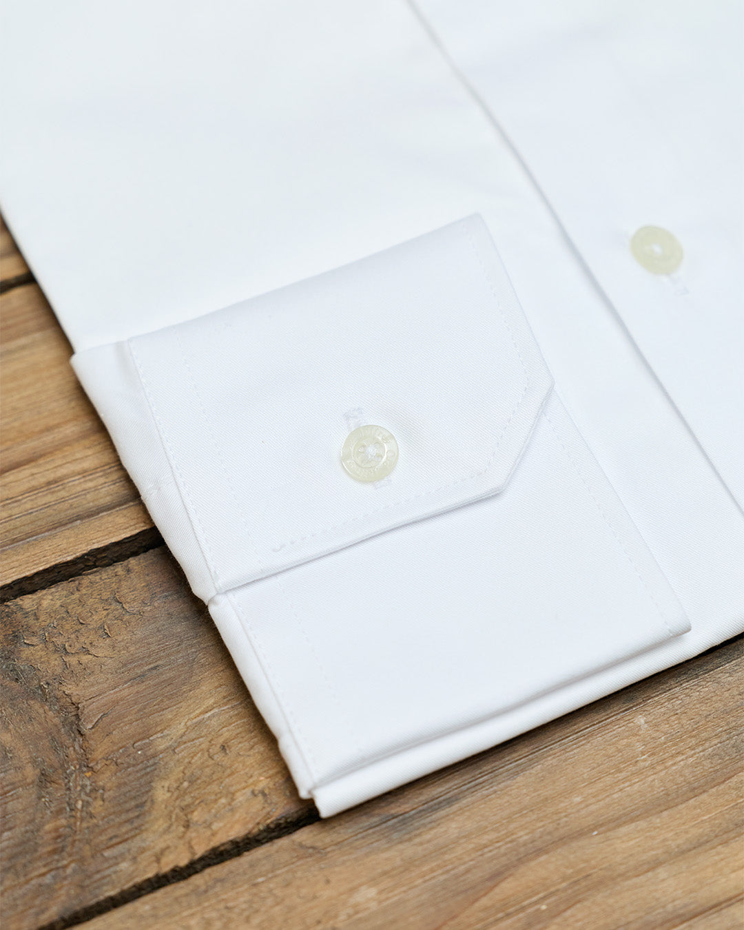 Camisa social branca lisa sem abotoaduras