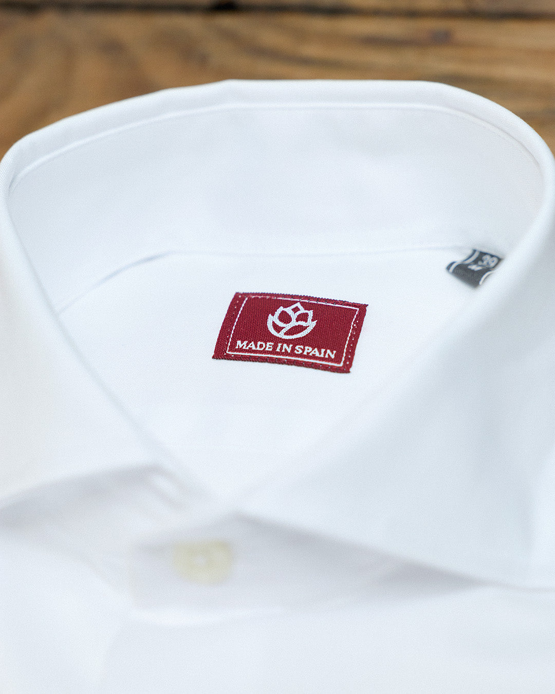 Camisa social branca lisa sem abotoaduras