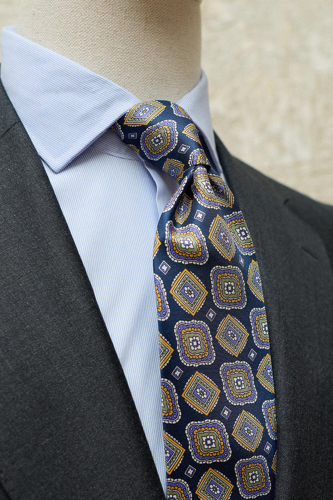 Gravata em seda Napoli, padrão geométrico azul marinho, tamanho XL, nas cores azul, amarelo e branco.