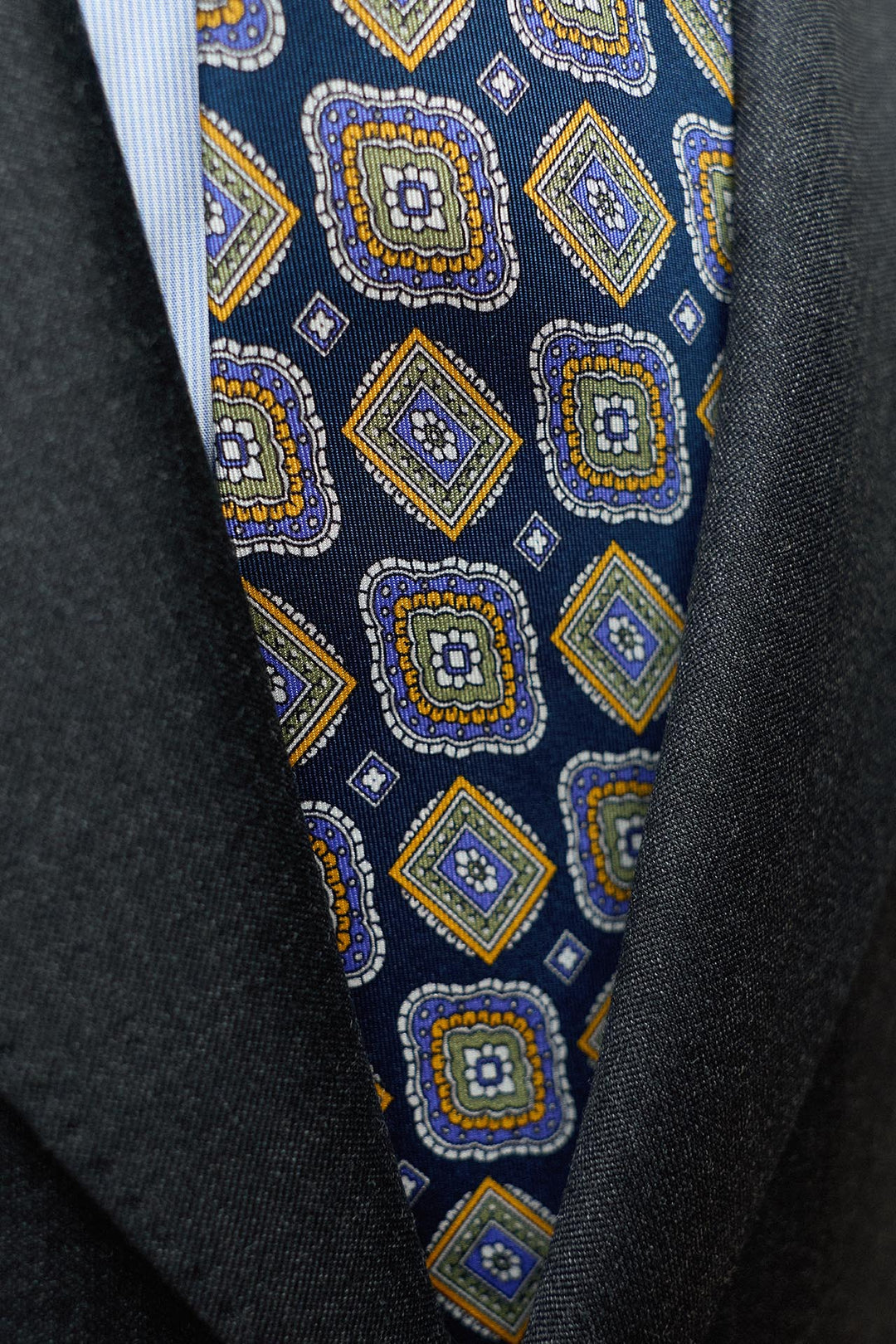 Gravata em seda Napoli, padrão geométrico azul marinho, tamanho XL, nas cores azul, amarelo e branco.