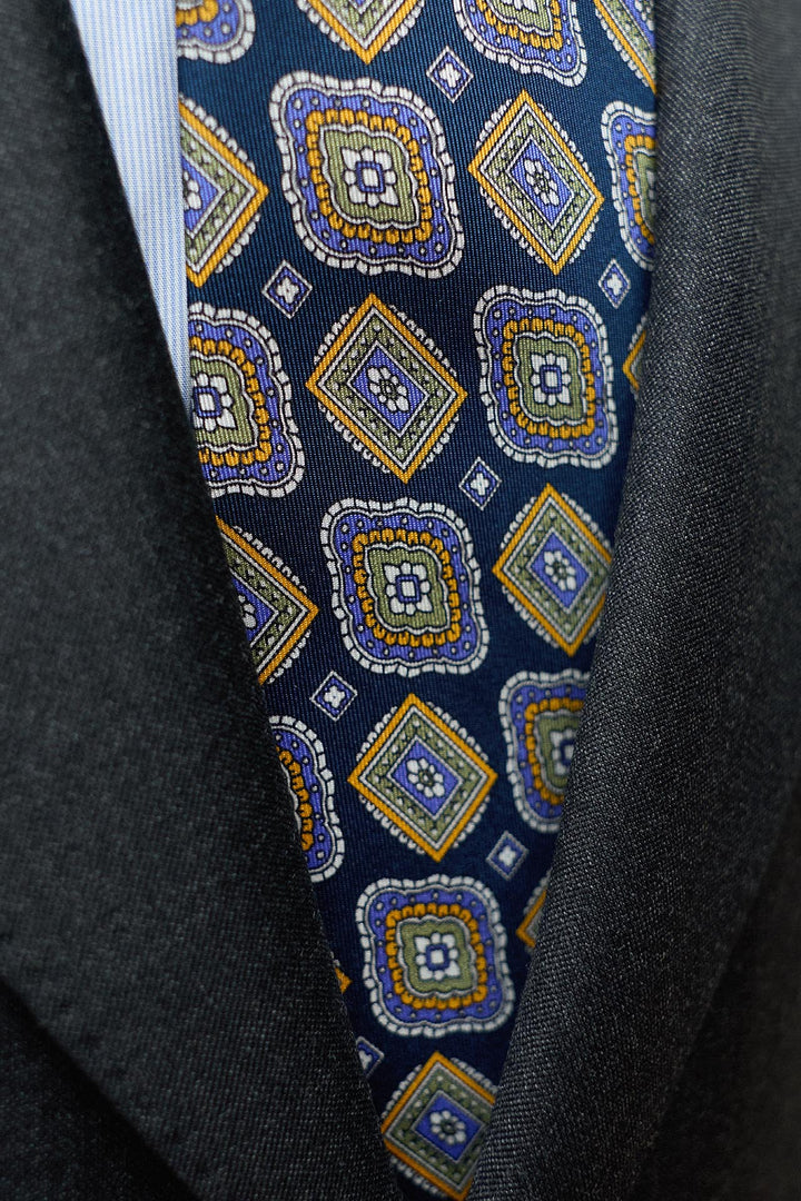 Gravata em seda Napoli, padrão geométrico azul marinho, tamanho XL, nas cores azul, amarelo e branco.