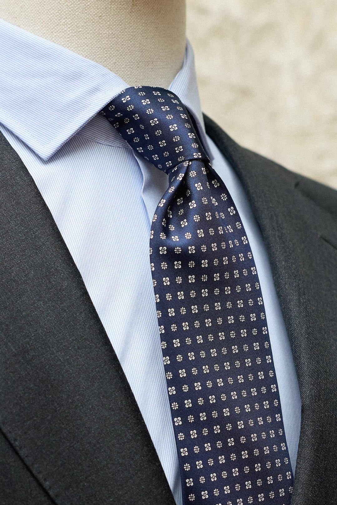 Corbata Napoli Seda Azul Marino Geometria Margaritas Blancas