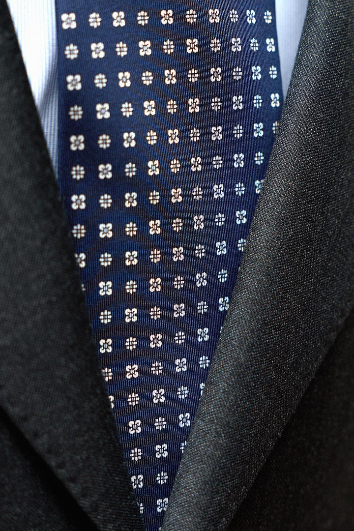 Corbata Napoli Seda Azul Marino Geometria Margaritas Blancas