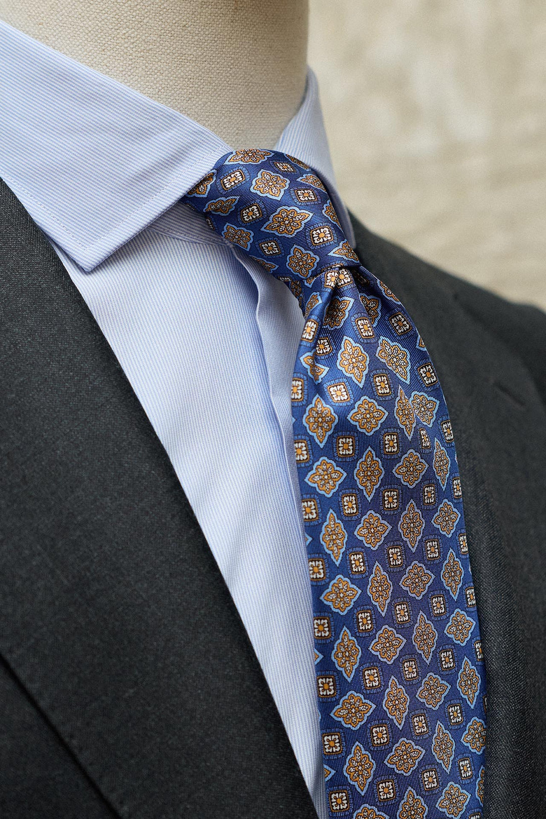 Corbata Napoli Seda Azul Geometría Floral Naranja y Ocre