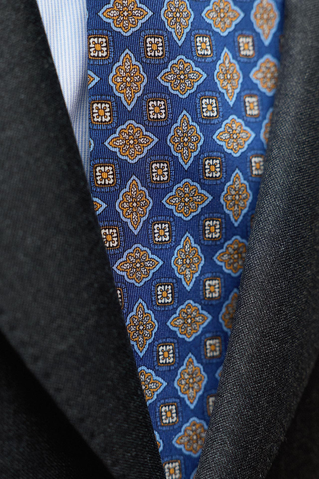Corbata Napoli Seda Azul Geometría Floral Naranja y Ocre