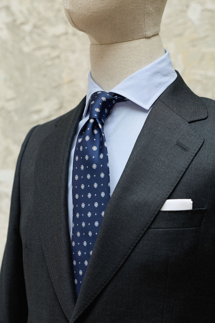 Gravata Napoli em seda azul marinho com medalhão azul e losangos cinzentos.