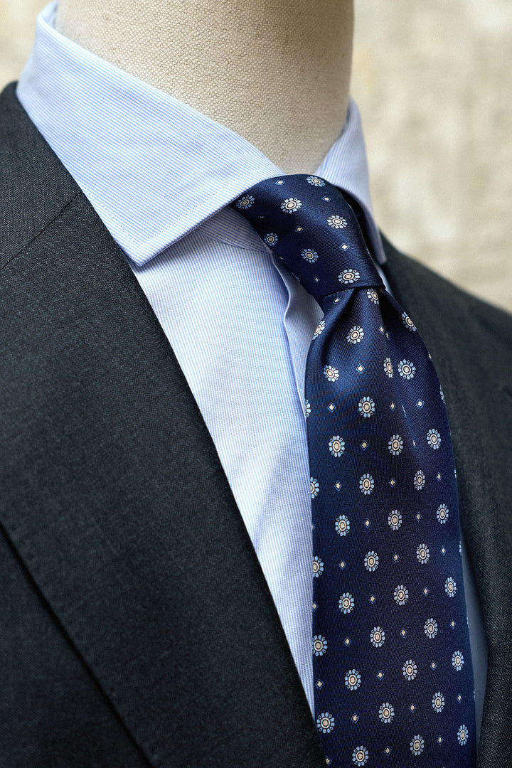 Gravata Napoli em seda azul marinho com medalhão azul e losangos cinzentos.