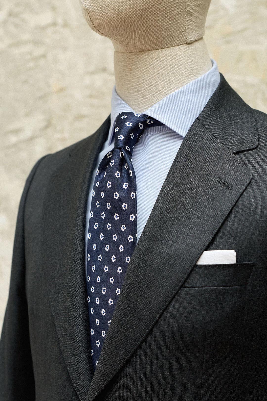 Gravata Napoli Azul Marinho Seda Flores Brancas