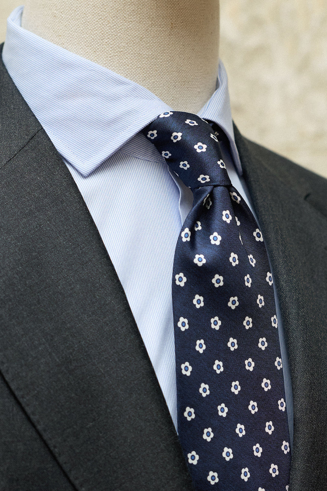 Gravata Napoli Azul Marinho Seda Flores Brancas