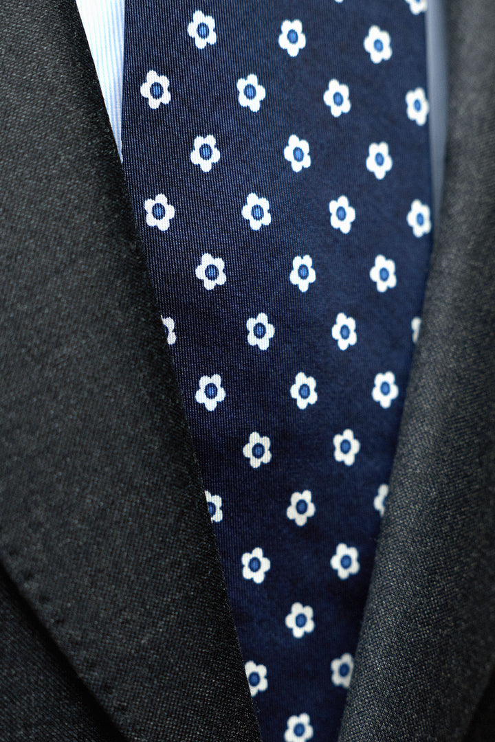 Gravata Napoli Azul Marinho Seda Flores Brancas