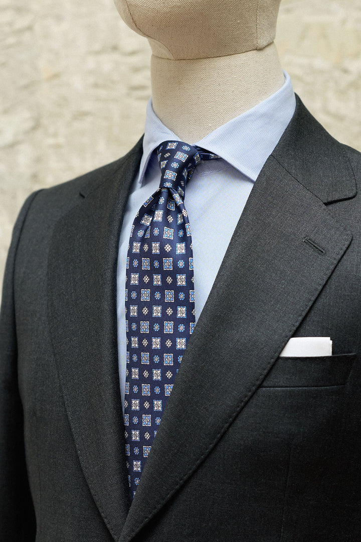 Gravata Napoli, seda azul royal, estampado geométrico em tons de azul claro e branco.