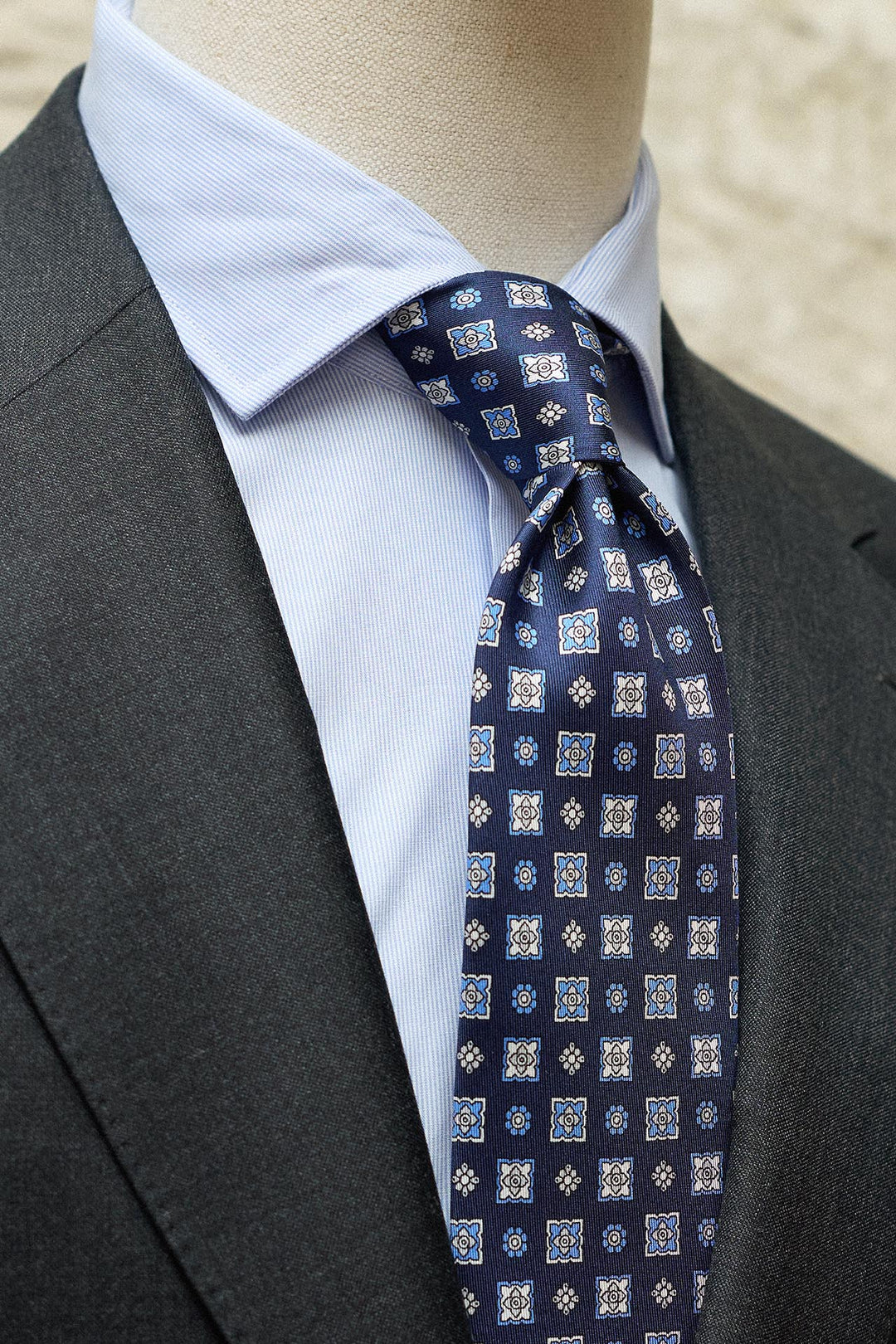 Gravata Napoli, seda azul royal, estampado geométrico em tons de azul claro e branco.