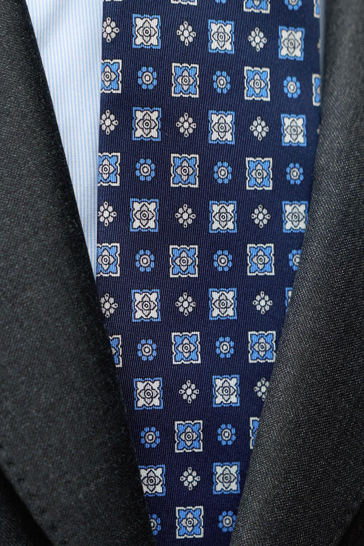 Gravata Napoli, seda azul royal, estampado geométrico em tons de azul claro e branco.