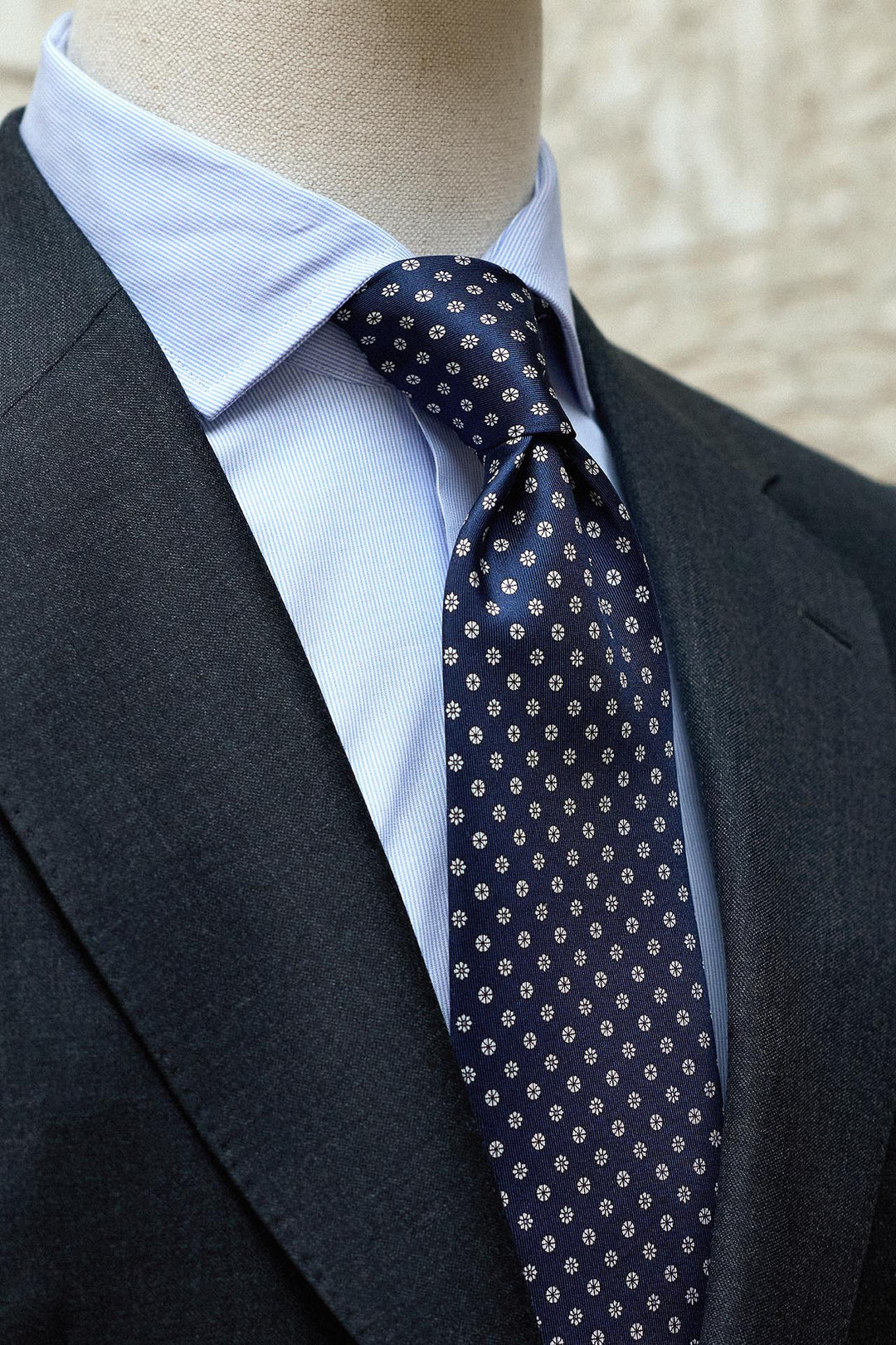 Corbata Napoli Seda Azul Marino Margaritas Blancas