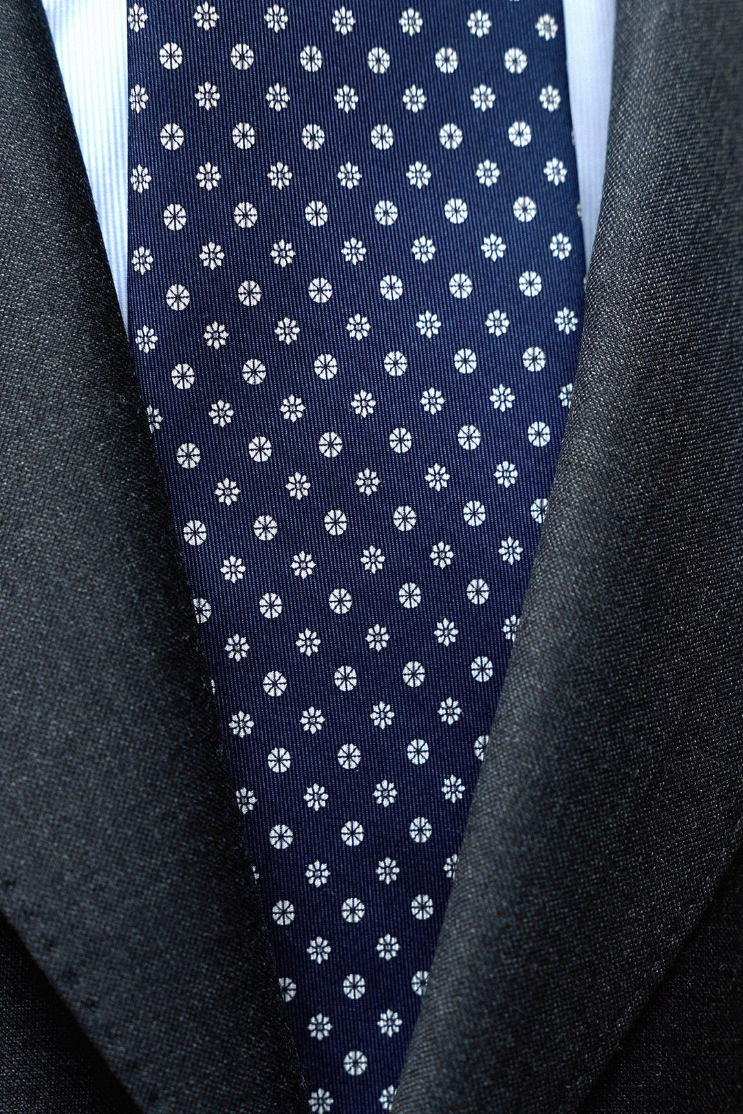 Corbata Napoli Seda Azul Marino Margaritas Blancas