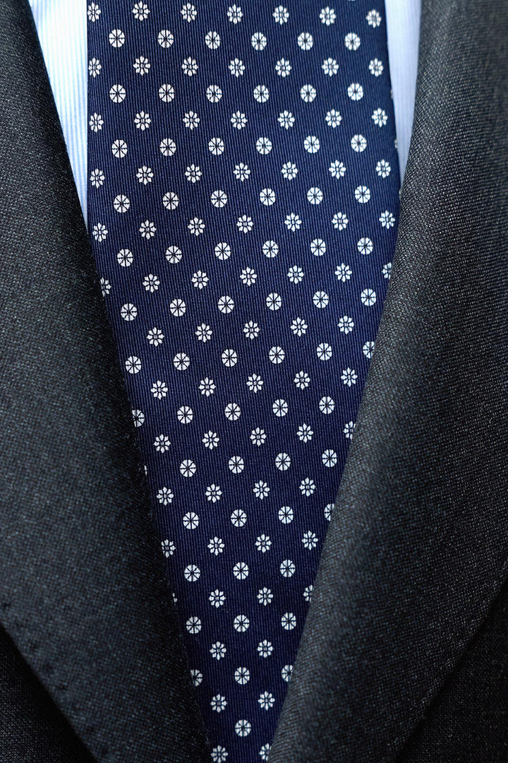 Corbata Napoli Seda Azul Marino Margaritas Blancas