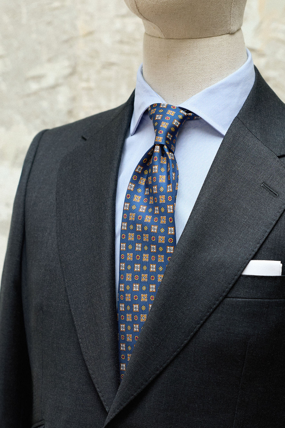 Gravata Napoli, seda azul marinho, estampado geométrico misto em amarelo, azul claro e branco.