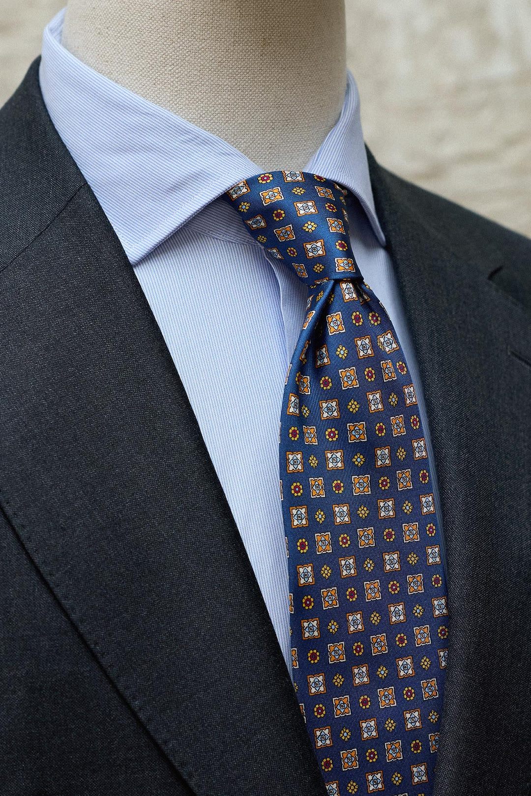 Gravata Napoli, seda azul marinho, estampado geométrico misto em amarelo, azul claro e branco.