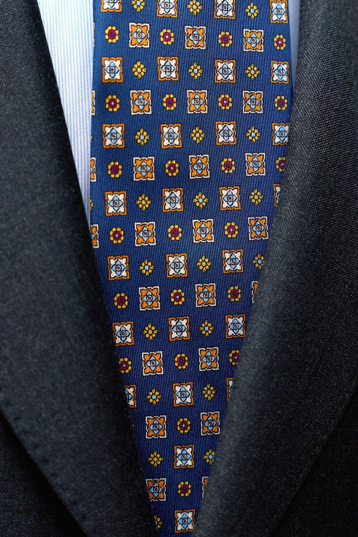 Gravata Napoli, seda azul marinho, estampado geométrico misto em amarelo, azul claro e branco.