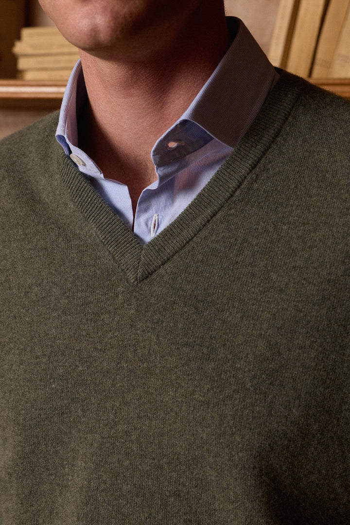 Jersey Cuello Pico Lana Virgen Extrafina Verde Desgastado