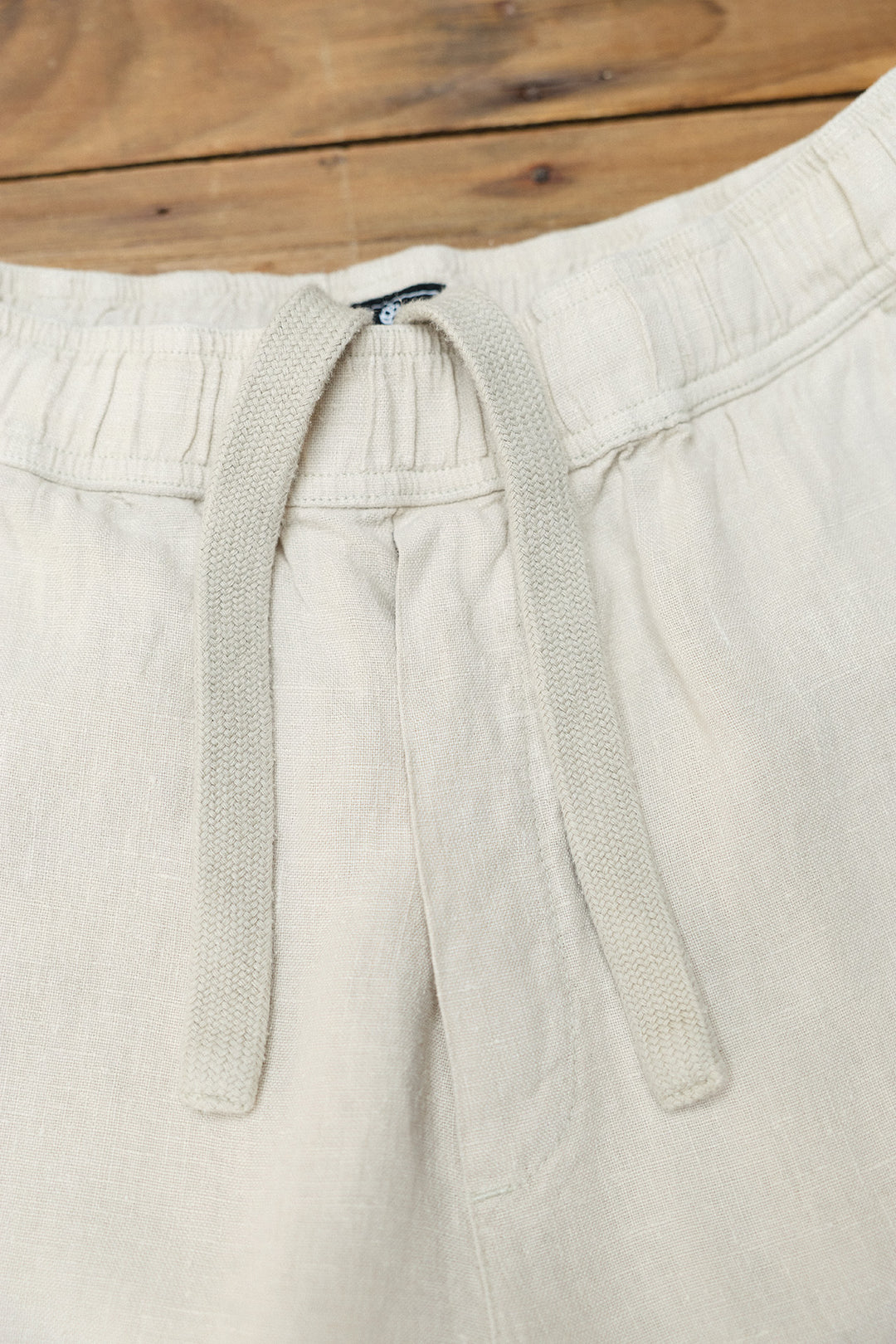 Calça cargo de linho com cordão na cintura em branco-sujo